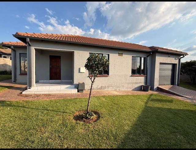 3 BEDROOM HOUSE FOR SALE IN COSMO CITY